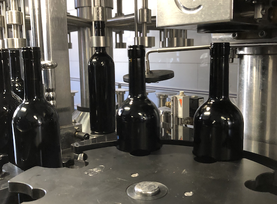 Wein wird abgefüllt